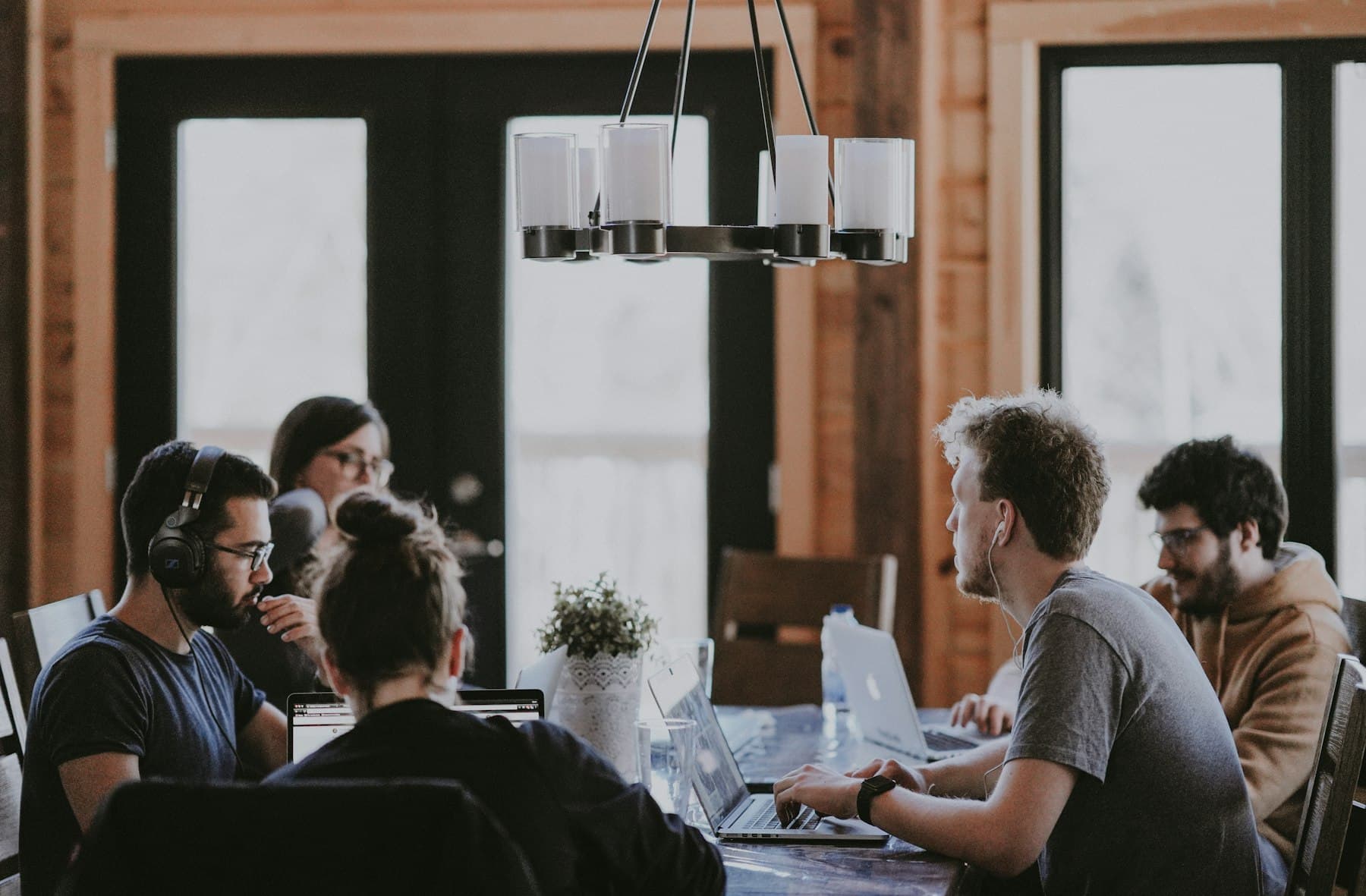 Associés réunis autour d'une table pour créer leur société